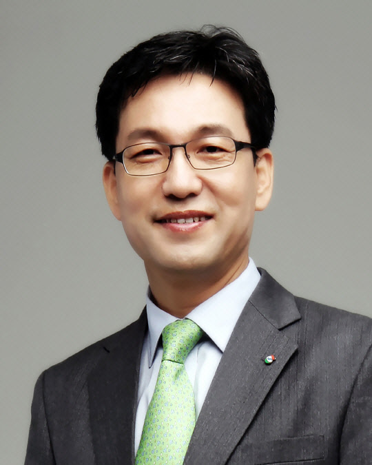GS리테일의 허연수 부회장·조윤성 사장이 지난해 억대 성과급을 받은 것으로 나타났다. 사진은 조윤성 GS리테일 사장. <GS리테일 제공>